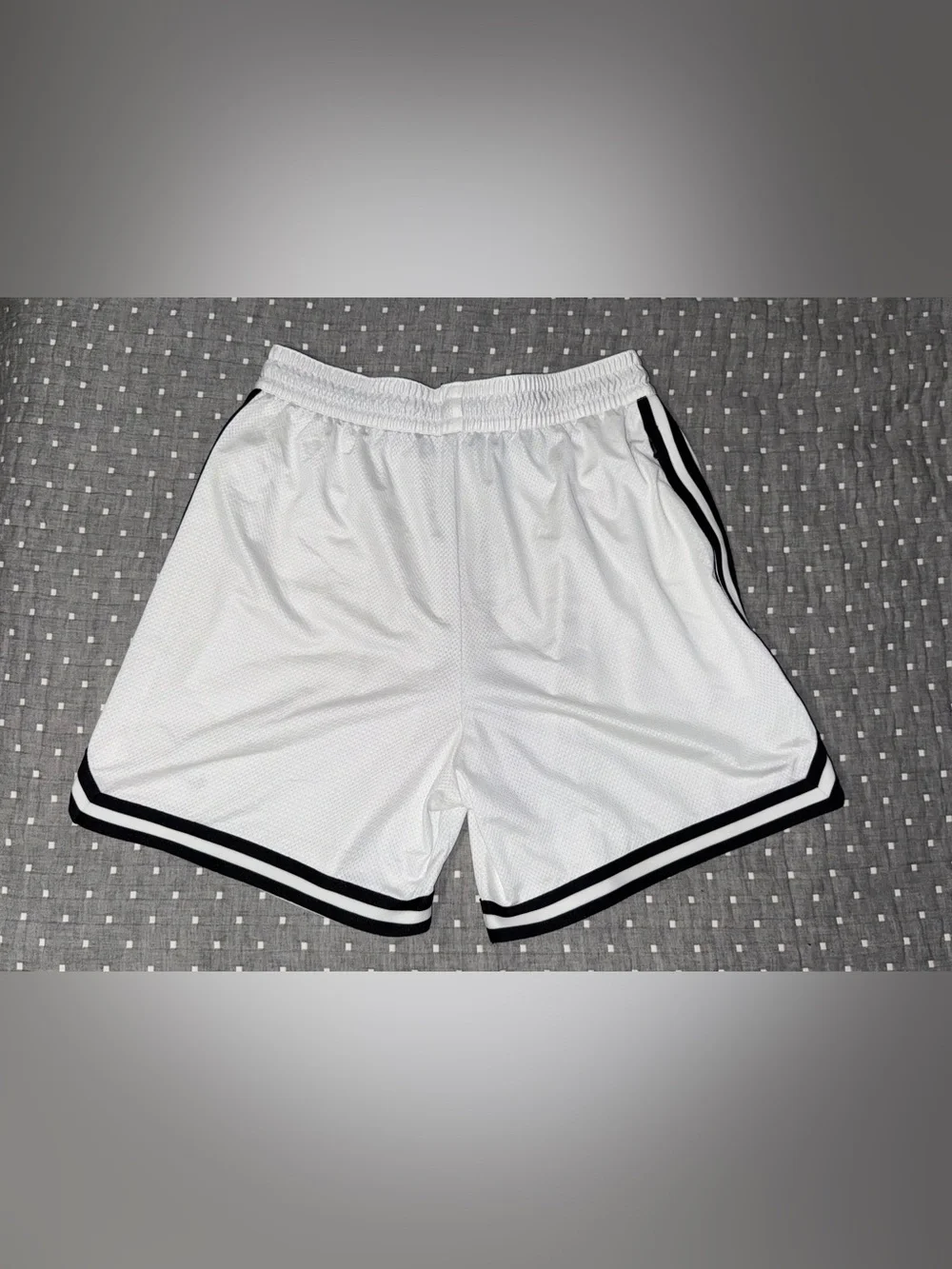 Nike Men’s White Mesh Basketball Athletic Shorts with Black Trim size Large